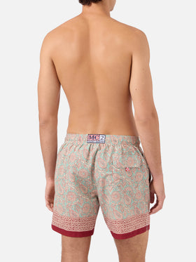 Bañador corto Gustavia verde agua con estampado paisley en contraste 
