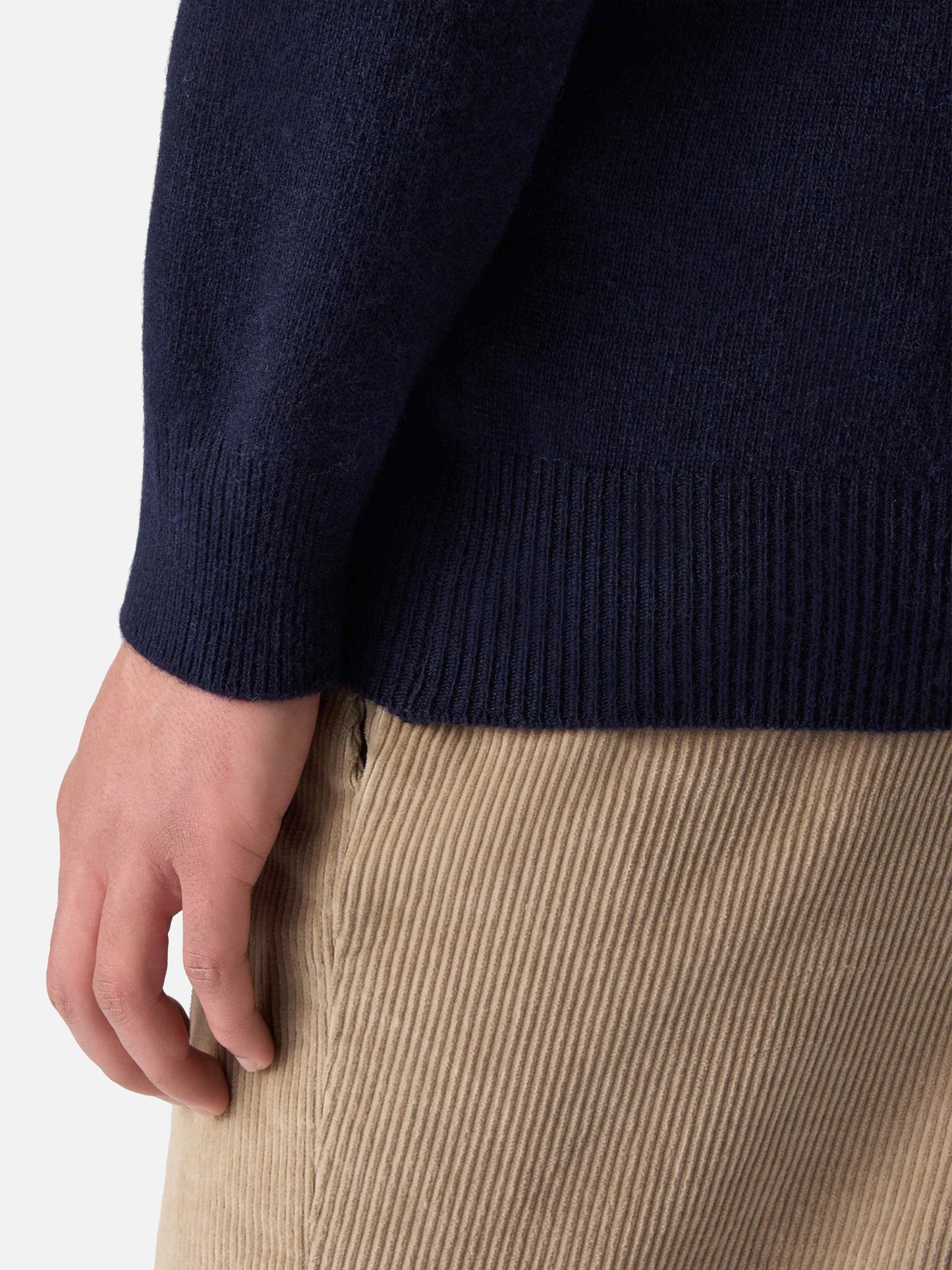 Navy blue crewneck Heron with Apres ski embroidery