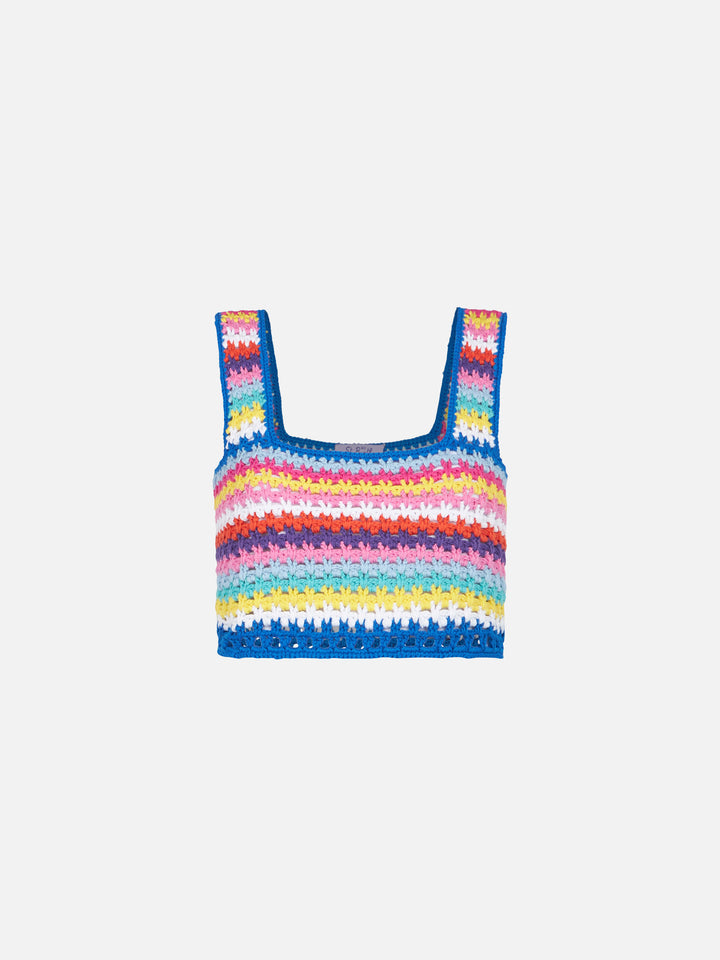 Top Halima en crochet multicolore sur fond bluette 