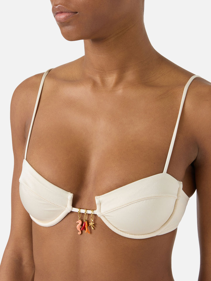 Haut de bikini balconnet Salina en tissu beige à finition brillante avec charms 