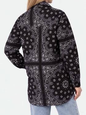 Kimmy wattierte Jacke mit schwarzem Bandana-Print 