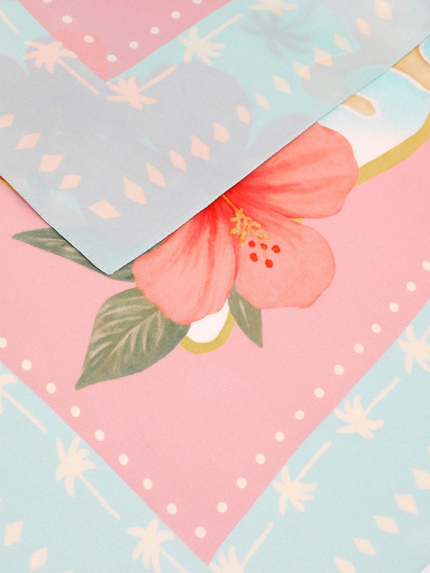 Foulard Kitana en pure soie avec imprimé carte de St. Barth 
