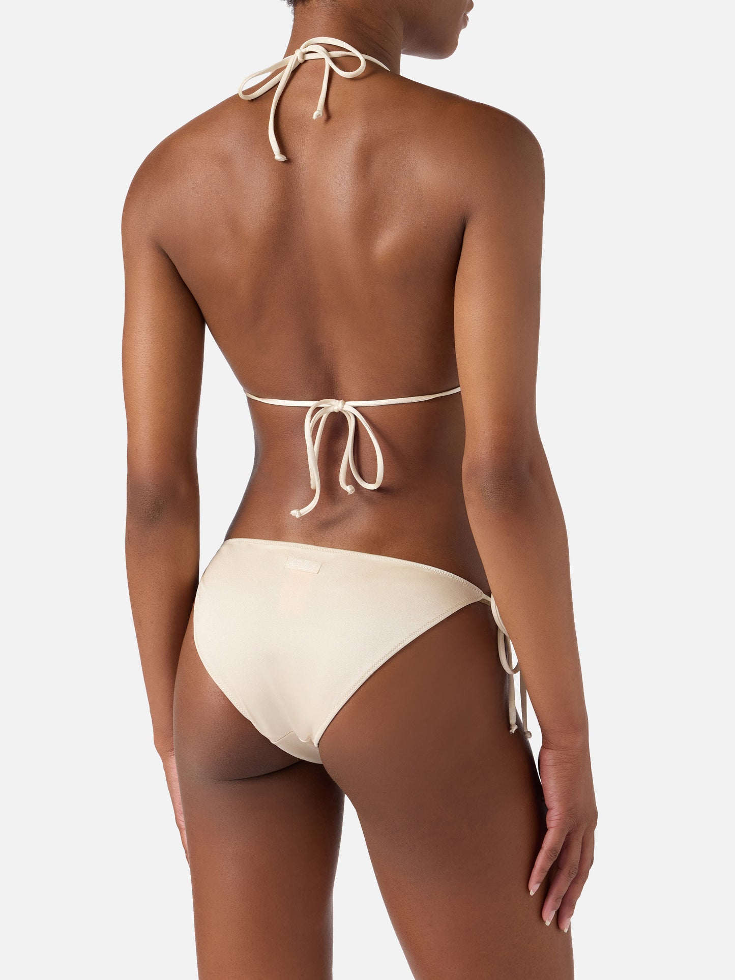 Leah Virgo Bikini in Beige mit glänzendem Finish und Charms 