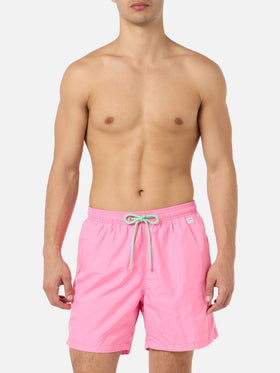 Rosa Badeshorts für Herren aus leichtem Stoff Lighting Pantone | PANTONE® SPECIAL EDITION