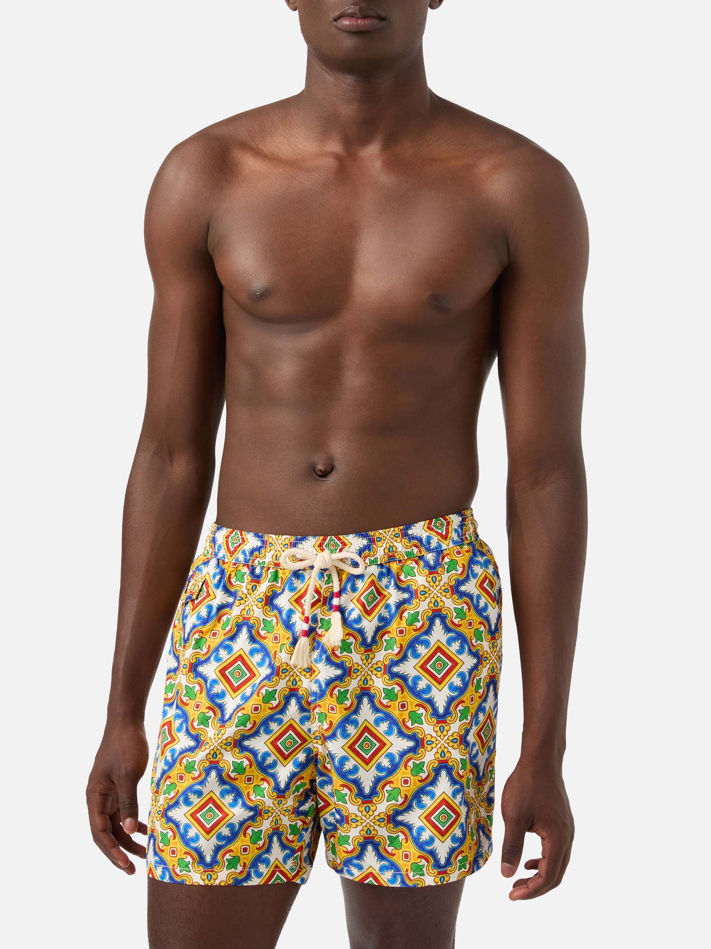Short de bain en tissu technique blanc Lighting à imprimé majolique multicolore 