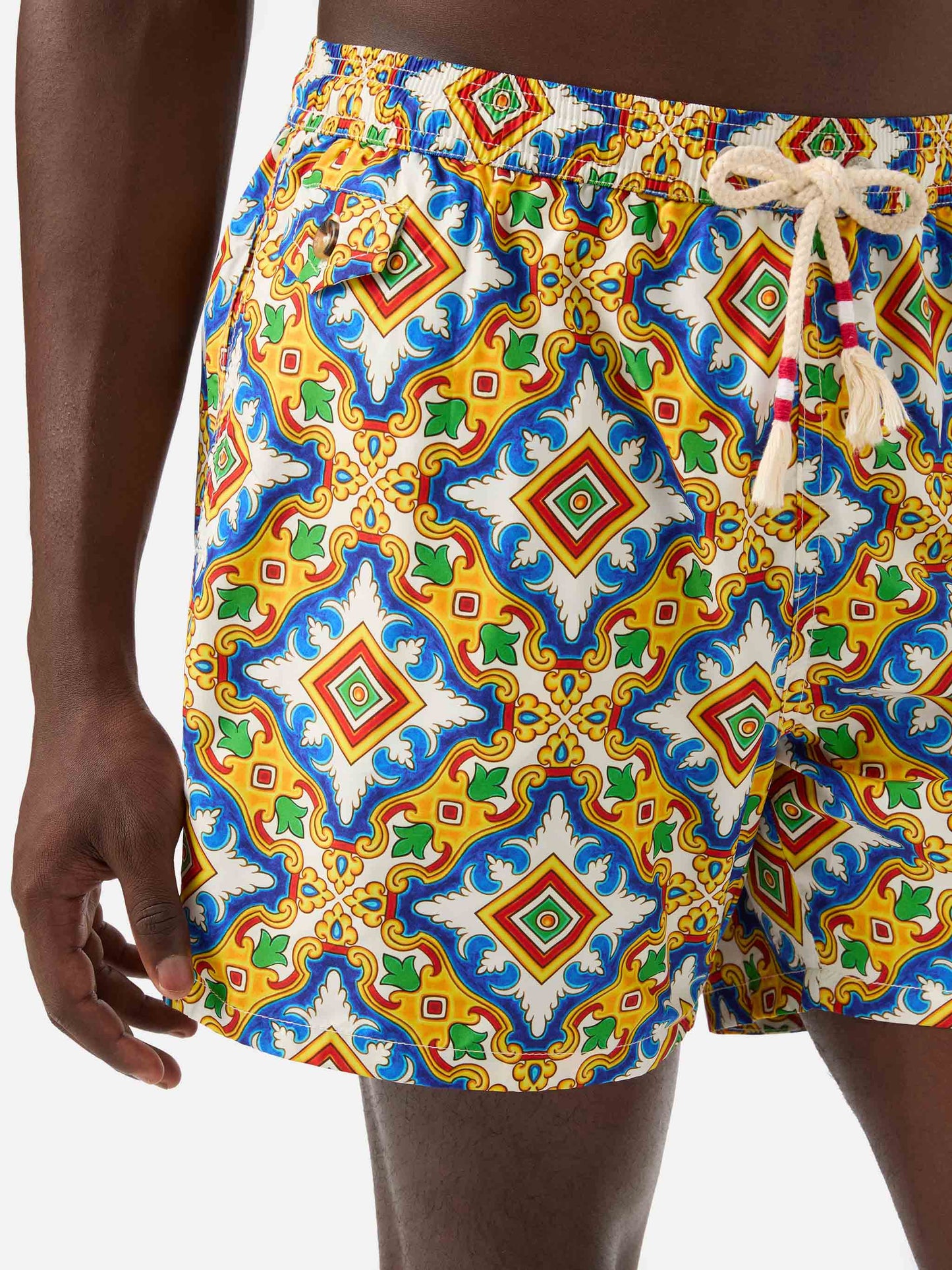 Short de bain en tissu technique blanc Lighting à imprimé majolique multicolore 