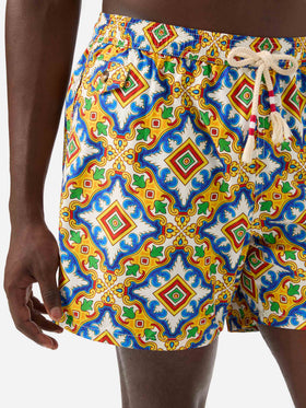 Short de bain en tissu technique blanc Lighting à imprimé majolique multicolore 
