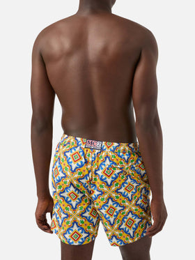 Short de bain en tissu technique blanc Lighting à imprimé majolique multicolore 