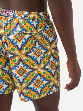 Short de bain en tissu technique blanc Lighting à imprimé majolique multicolore 