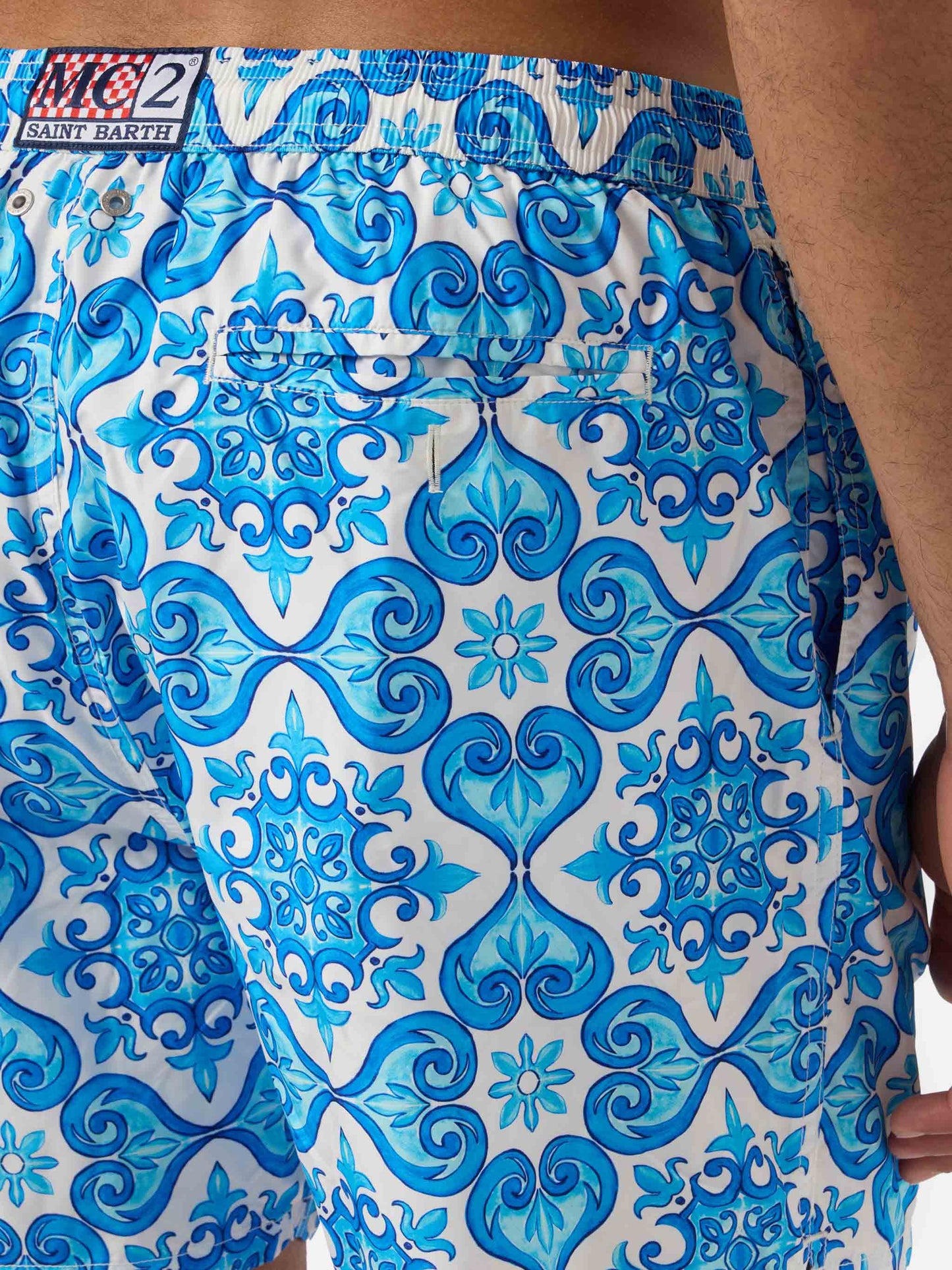 Short de bain Lighting 70 avec imprimé majolique bleu 