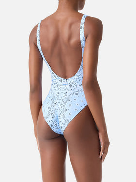 Lora Badeanzug mit hellblauem Bandana-Allover-Print 