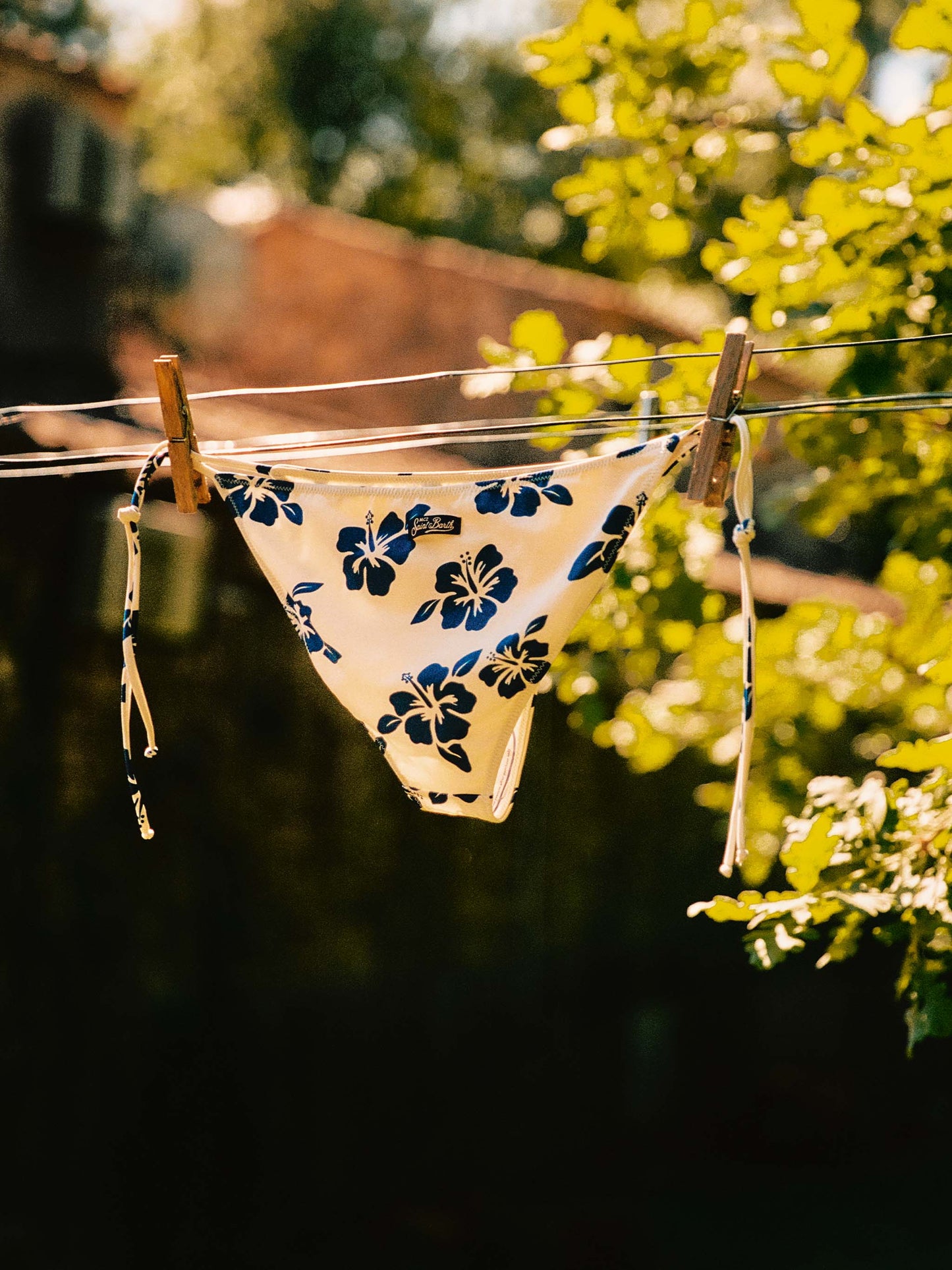 Bikini Levyne triangle in stretch fabric with blue hibiscus print
