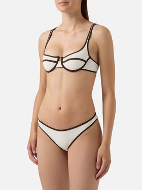 Bikini Amira String Naomi String color crema con ribetes en contraste marrón 