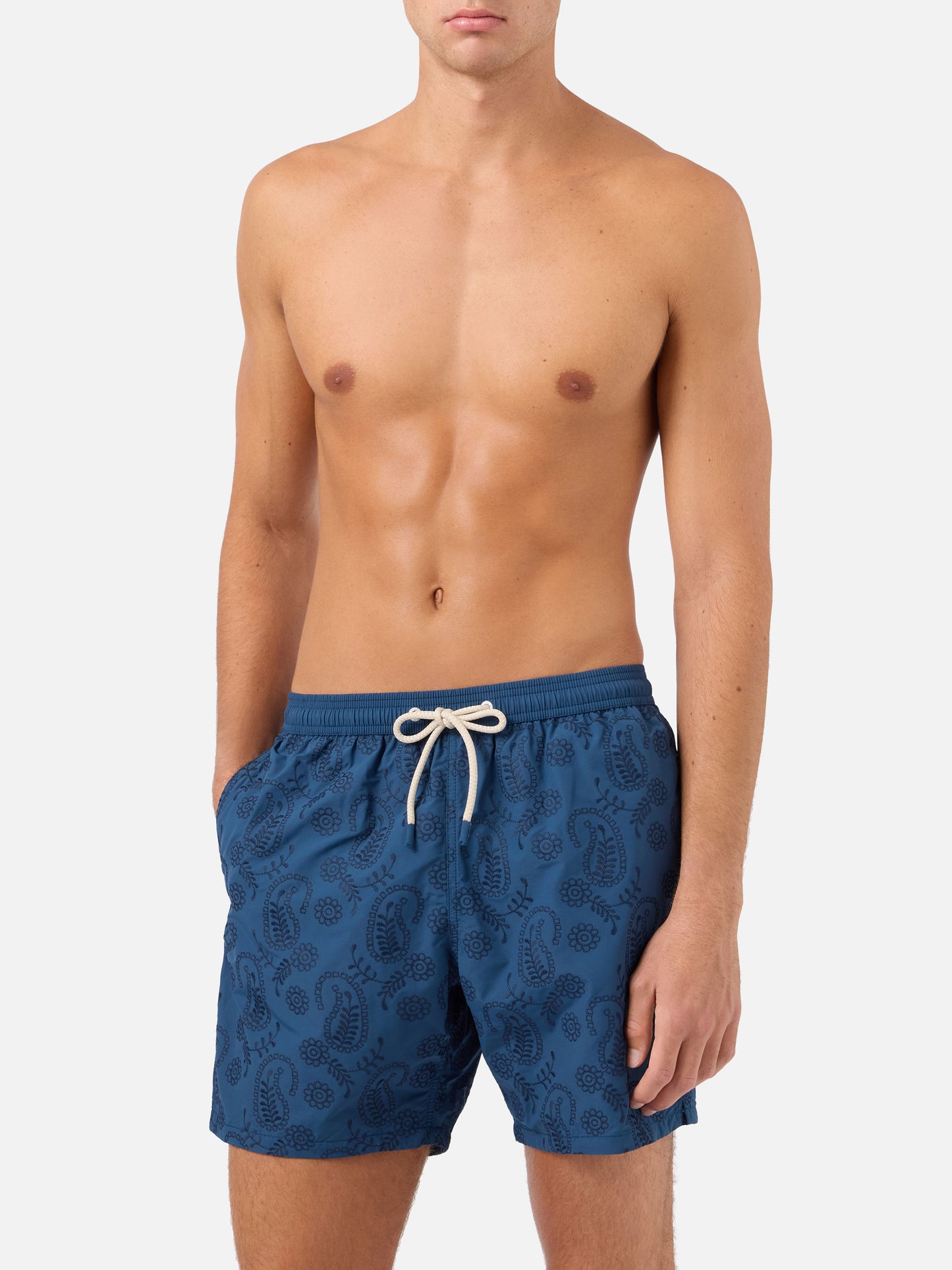 Short de bain Patmos en sangallo bleu avec broderie 