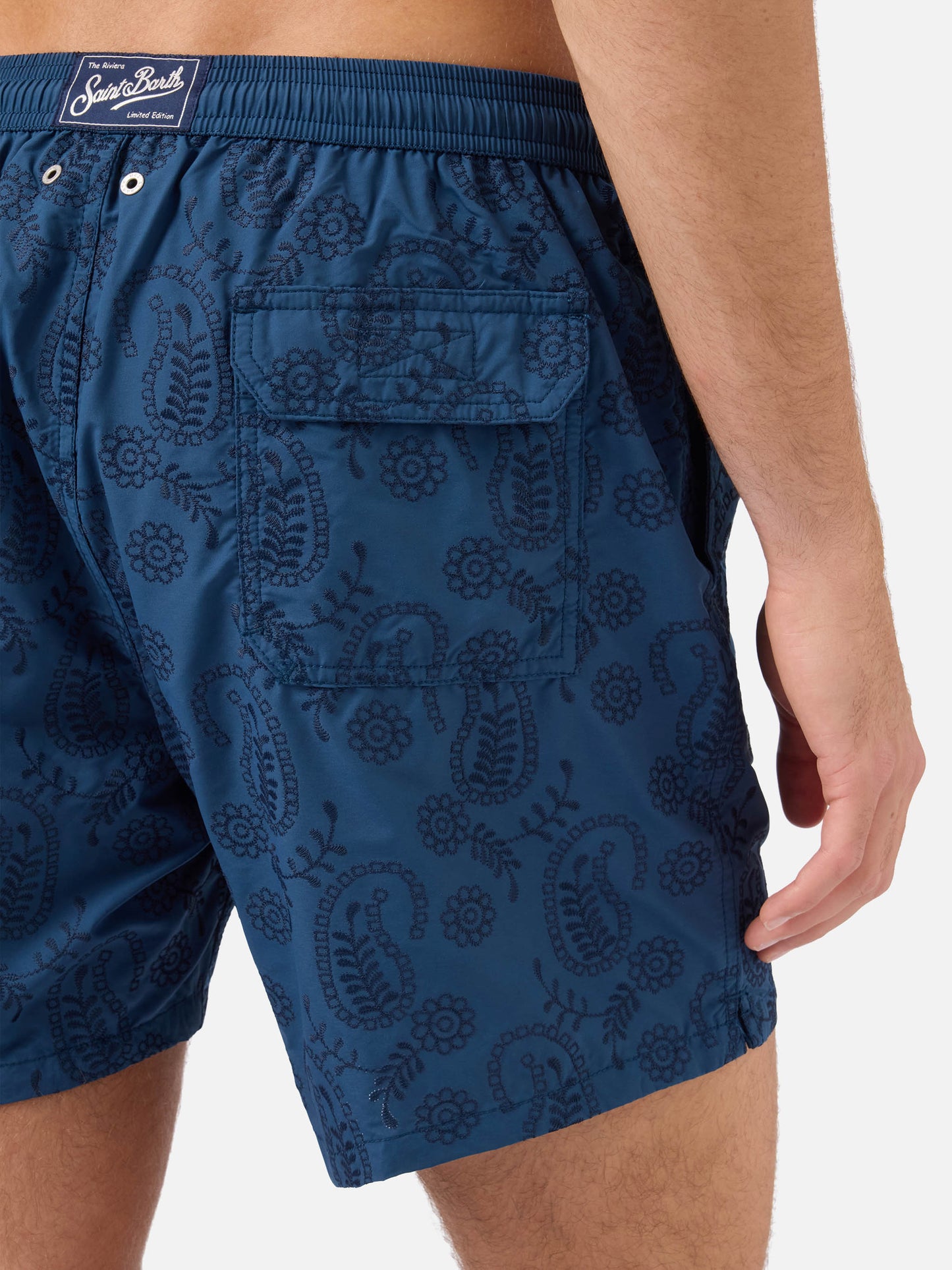Short de bain Patmos en sangallo bleu avec broderie 
