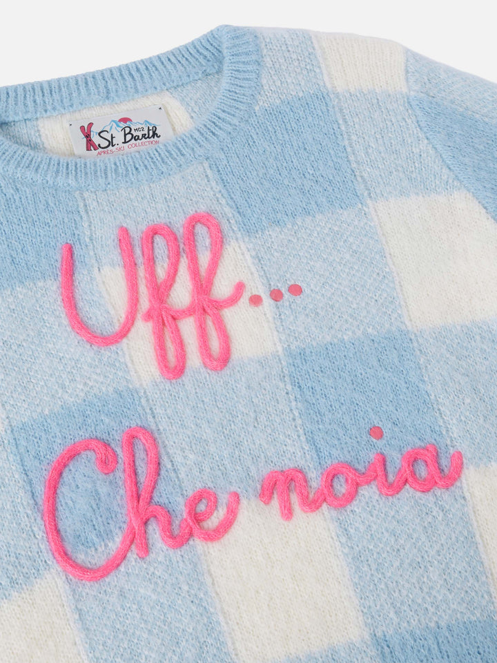 Rundhalspullover mit Karomuster und Uff… che noi-Stickerei