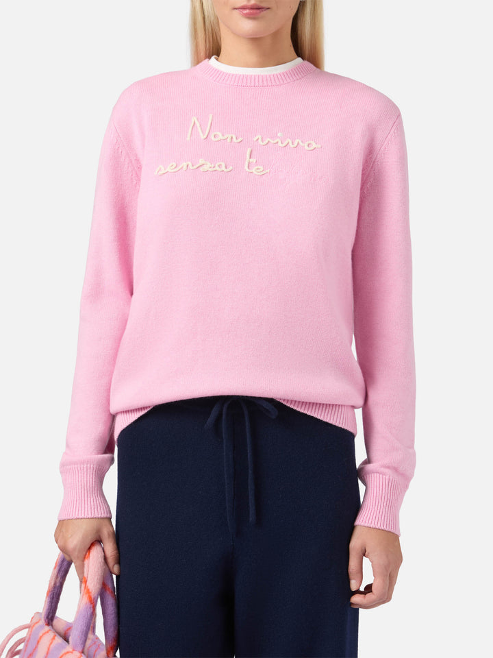 New Queen cashmere-blend sweater in pink with Non vivo senza te(lefono) embroidery