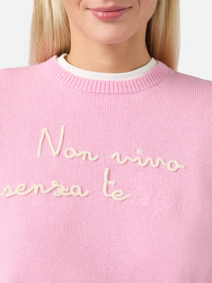 New Queen cashmere-blend sweater in pink with Non vivo senza te(lefono) embroidery