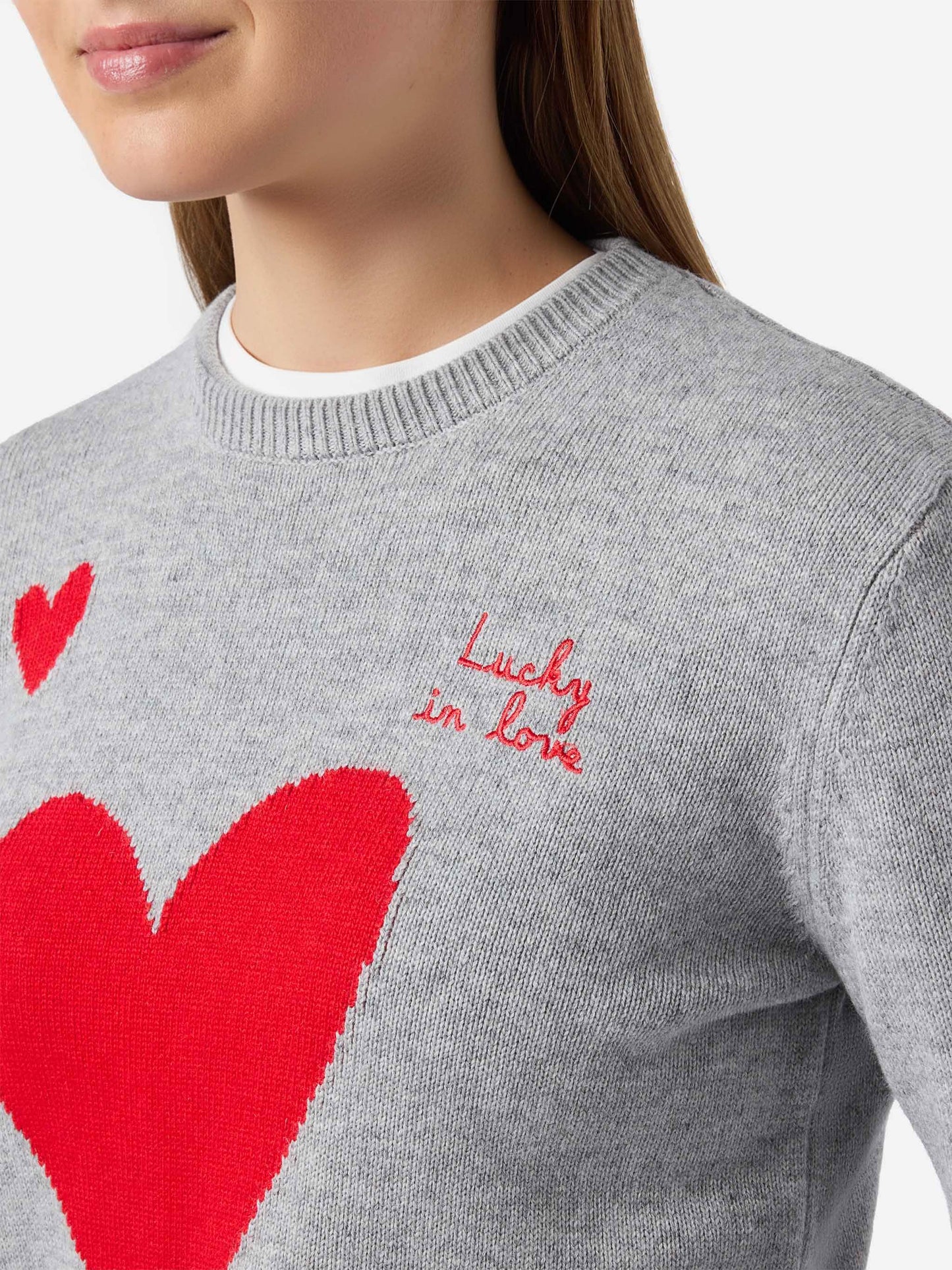 Neuer grauer Queen-Pullover aus Kaschmirmischung mit „Lucky in love“-Stickerei