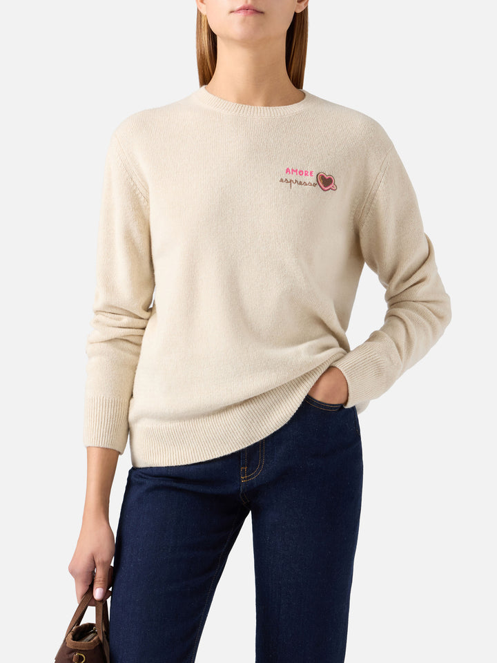 Maglia girocollo New Queen grano in misto lana e cashmere con ricamo Amore Espresso