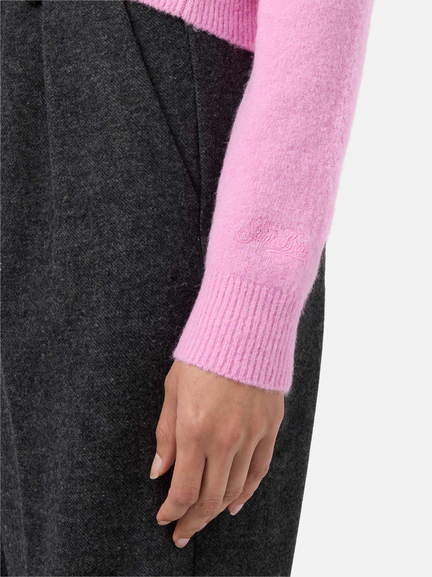 Neuer Queen Stretch-Pullover aus Merinowolle und Alpaka in Rosa mit Non smetto di sp(l)endere Stickerei