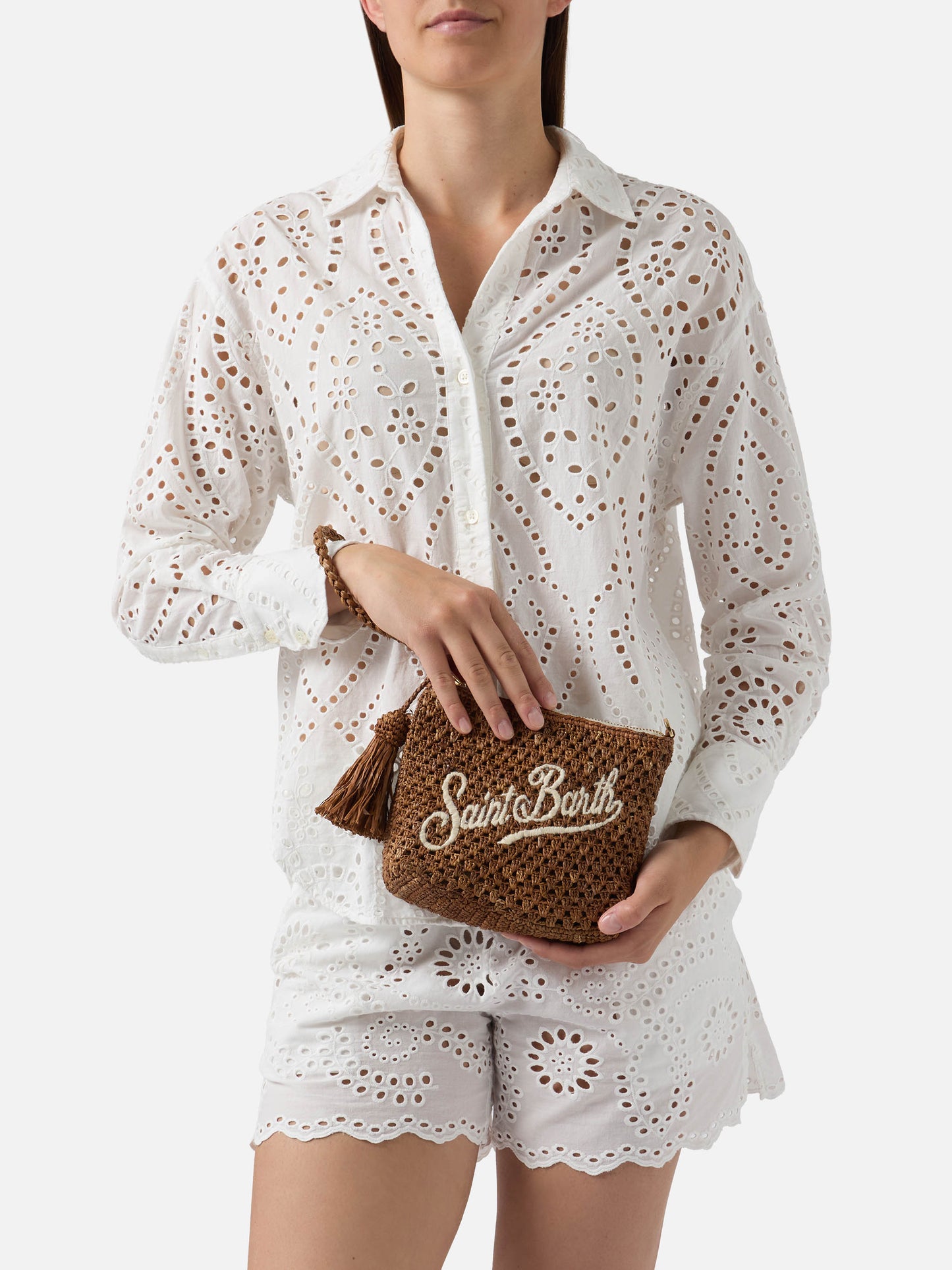 Pochette de rafia marrón con logo bordado 