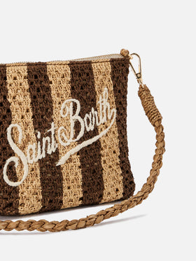 Gestreifte Raffia-Pouch mit gesticktem Logo 