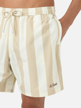 Bañador corto Syros con estampado de rayas blancas y beige 