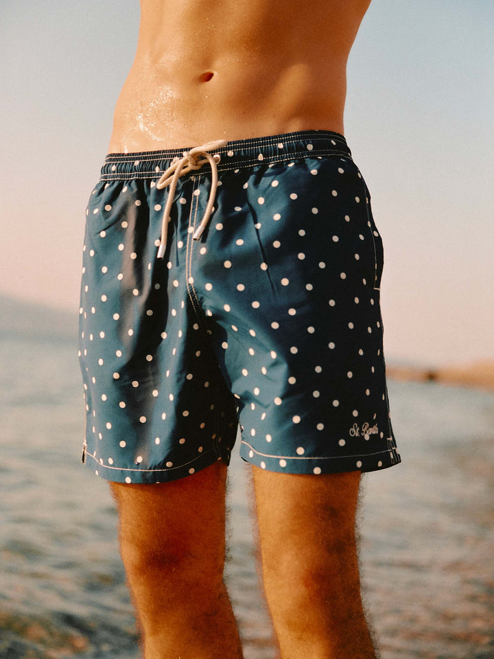 Syros-Badeshorts in Blau mit Polka-Dot-Stickerei 