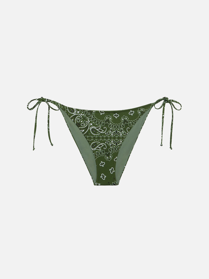 Klassische Badehose „Virgo“ mit Bandanna-Print – Badeanzug „Leah“ mit Triangel-Top und Bandanna-Print