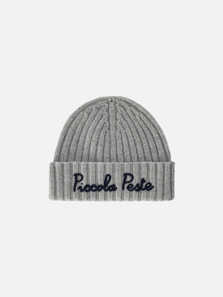 Bonnet Wengen gris avec broderie Piccola Peste 