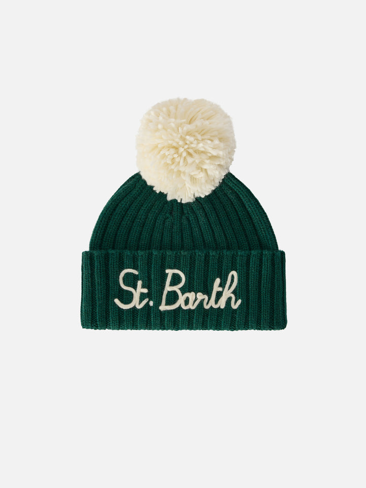 Bonnet Wengen vert avec pompon et broderie St. Barth 