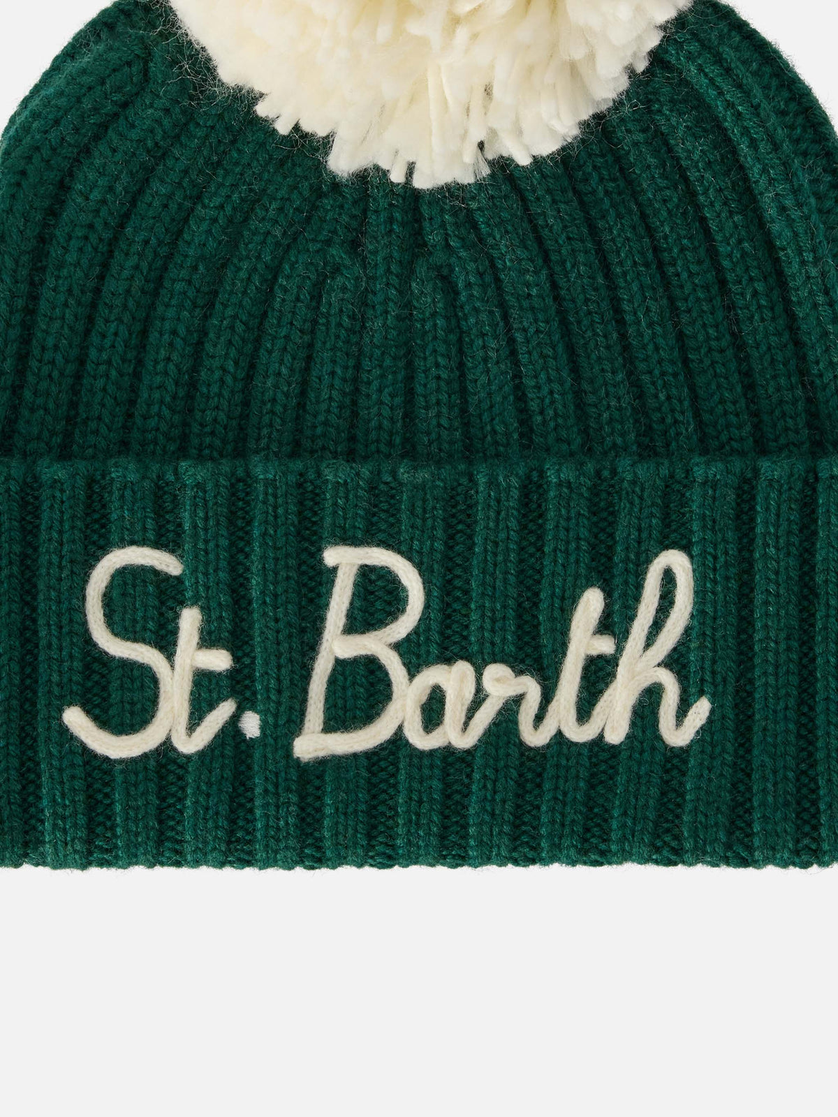 Berretto Wengen verde con pompon e ricamo St. Barth