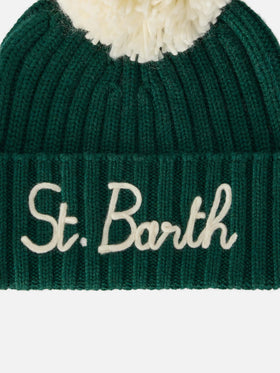 Berretto Wengen verde con pompon e ricamo St. Barth