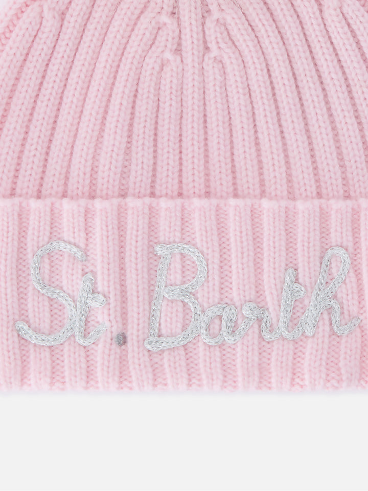 Bonnet Wengen rose avec pompon et broderie St. Barth 