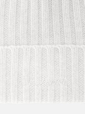 Wengen-Mütze aus weißem Kaschmir mit St.-Barth-Stickerei am Umschlag