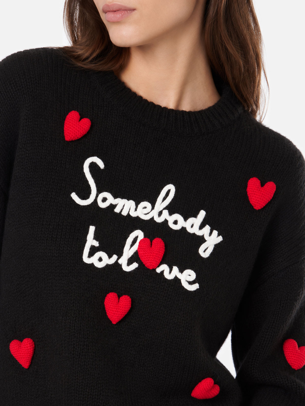 Danya Soft schwarzer Pullover mit Somebody to love-Stickerei und gehäkelten Herzen 
