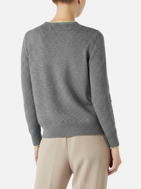 Woman grey sweater yellow fluo I hate mountains embroidery