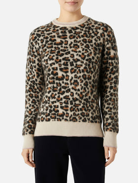 Woman brushed sweater with leopard pattern